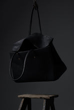 Load image into Gallery viewer, ierib exclusive Bark Bag Prot 40 / Wild Boar + Waxed Horse Butt Leather (BLACK)