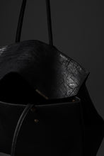Load image into Gallery viewer, ierib exclusive Bark Bag Prot 40 / Wild Boar + Waxed Horse Butt Leather (BLACK)