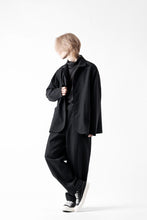 画像をギャラリービューアに読み込む, CAPERTICA SEAMLESS TROUSERS / WASHABLE WOOL GABARDINE (BLACK GRAY)
