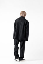 画像をギャラリービューアに読み込む, CAPERTICA SEAMLESS TROUSERS / WASHABLE WOOL GABARDINE (BLACK GRAY)