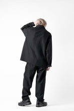 画像をギャラリービューアに読み込む, CAPERTICA SEAMLESS TROUSERS / WASHABLE WOOL GABARDINE (BLACK GRAY)