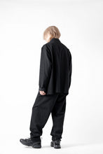 画像をギャラリービューアに読み込む, CAPERTICA SEAMLESS TROUSERS / WASHABLE WOOL GABARDINE (BLACK GRAY)