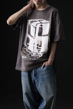 画像をギャラリービューアに読み込む, ZIG UR IDOL FADED & CRACKED SS TOPS - 666 (VINTAGE GREY)