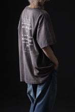 画像をギャラリービューアに読み込む, ZIG UR IDOL FADED & CRACKED SS TOPS - 666 (VINTAGE GREY)