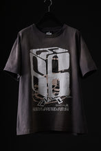画像をギャラリービューアに読み込む, ZIG UR IDOL FADED & CRACKED SS TOPS - 666 (VINTAGE GREY)