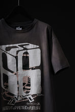 画像をギャラリービューアに読み込む, ZIG UR IDOL FADED & CRACKED SS TOPS - 666 (VINTAGE GREY)
