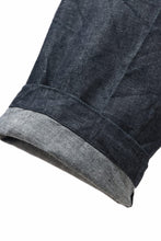 Load image into Gallery viewer, CAPERTICA WIDE SEAMLESS TROUSERS / ZIMBABWE COTTON LITE DENIM (INDIGO)