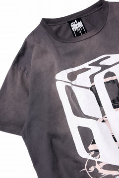 画像をギャラリービューアに読み込む, ZIG UR IDOL FADED & CRACKED SS TOPS - 666 (VINTAGE GREY)