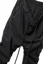 画像をギャラリービューアに読み込む, daub DYEING EASY CARGO GATHER PANTS / STRETCH DRILL PEACH HAND (BLACK)