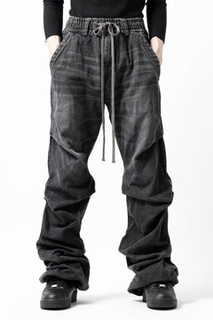 画像をギャラリービューアに読み込む, A.F ARTEFACT TUCK VOLUME BAGGY PANTS / FADED DENIM (DAMAGE BLACK)