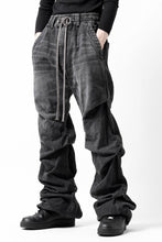 画像をギャラリービューアに読み込む, A.F ARTEFACT TUCK VOLUME BAGGY PANTS / FADED DENIM (DAMAGE BLACK)