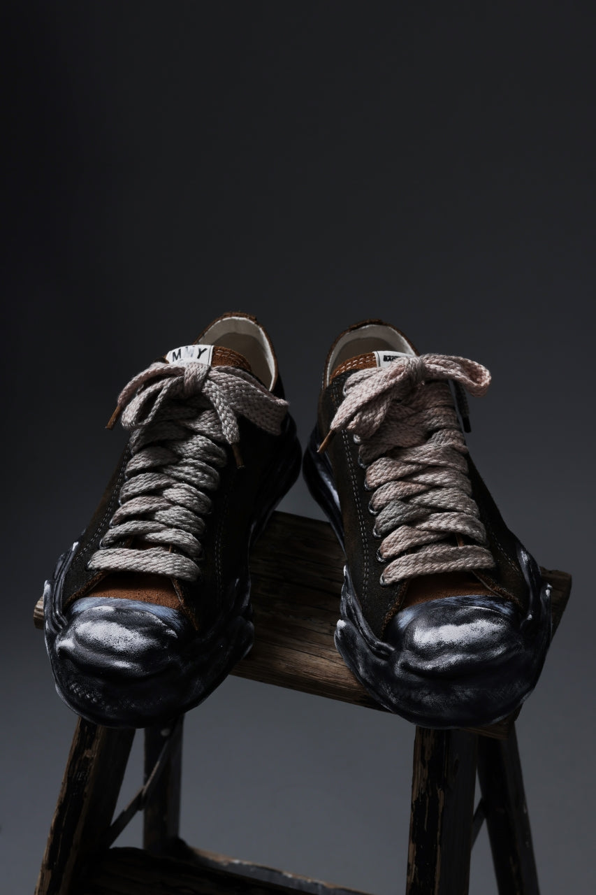 画像をギャラリービューアに読み込む, ISAMU KATAYAMA BACKLASH xx Maison MIHARA YASUHIRO “HANK” OG SOLE STEER SUEDE GARMENT-DYED LOW-TOP SNEAKER (BLACK)