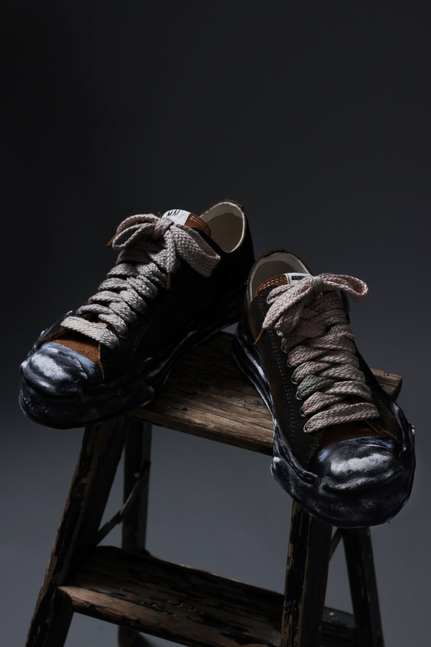 画像をギャラリービューアに読み込む, ISAMU KATAYAMA BACKLASH xx Maison MIHARA YASUHIRO “HANK” OG SOLE STEER SUEDE GARMENT-DYED LOW-TOP SNEAKER (BLACK)