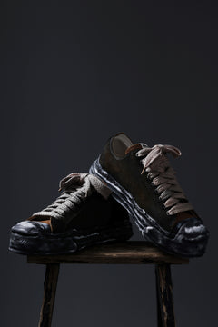 画像をギャラリービューアに読み込む, ISAMU KATAYAMA BACKLASH xx Maison MIHARA YASUHIRO “HANK” OG SOLE STEER SUEDE GARMENT-DYED LOW-TOP SNEAKER (BLACK)