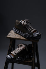 画像をギャラリービューアに読み込む, ISAMU KATAYAMA BACKLASH xx Maison MIHARA YASUHIRO “HANK” OG SOLE STEER SUEDE GARMENT-DYED LOW-TOP SNEAKER (BLACK)