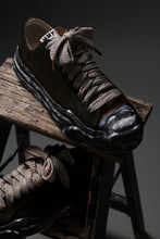画像をギャラリービューアに読み込む, ISAMU KATAYAMA BACKLASH xx Maison MIHARA YASUHIRO “HANK” OG SOLE STEER SUEDE GARMENT-DYED LOW-TOP SNEAKER (BLACK)