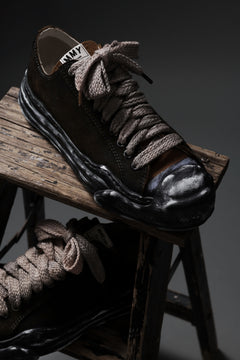 画像をギャラリービューアに読み込む, ISAMU KATAYAMA BACKLASH xx Maison MIHARA YASUHIRO “HANK” OG SOLE STEER SUEDE GARMENT-DYED LOW-TOP SNEAKER (BLACK)