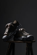 画像をギャラリービューアに読み込む, ISAMU KATAYAMA BACKLASH xx Maison MIHARA YASUHIRO “HANK” OG SOLE STEER SUEDE GARMENT-DYED LOW-TOP SNEAKER (BLACK)