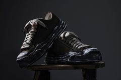 画像をギャラリービューアに読み込む, ISAMU KATAYAMA BACKLASH xx Maison MIHARA YASUHIRO “HANK” OG SOLE STEER SUEDE GARMENT-DYED LOW-TOP SNEAKER (BLACK)