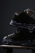 画像をギャラリービューアに読み込む, ISAMU KATAYAMA BACKLASH xx Maison MIHARA YASUHIRO “HANK” OG SOLE STEER SUEDE GARMENT-DYED LOW-TOP SNEAKER (BLACK)
