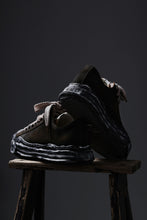 画像をギャラリービューアに読み込む, ISAMU KATAYAMA BACKLASH xx Maison MIHARA YASUHIRO “HANK” OG SOLE STEER SUEDE GARMENT-DYED LOW-TOP SNEAKER (BLACK)