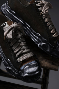 画像をギャラリービューアに読み込む, ISAMU KATAYAMA BACKLASH xx Maison MIHARA YASUHIRO “HANK” OG SOLE STEER SUEDE GARMENT-DYED LOW-TOP SNEAKER (BLACK)