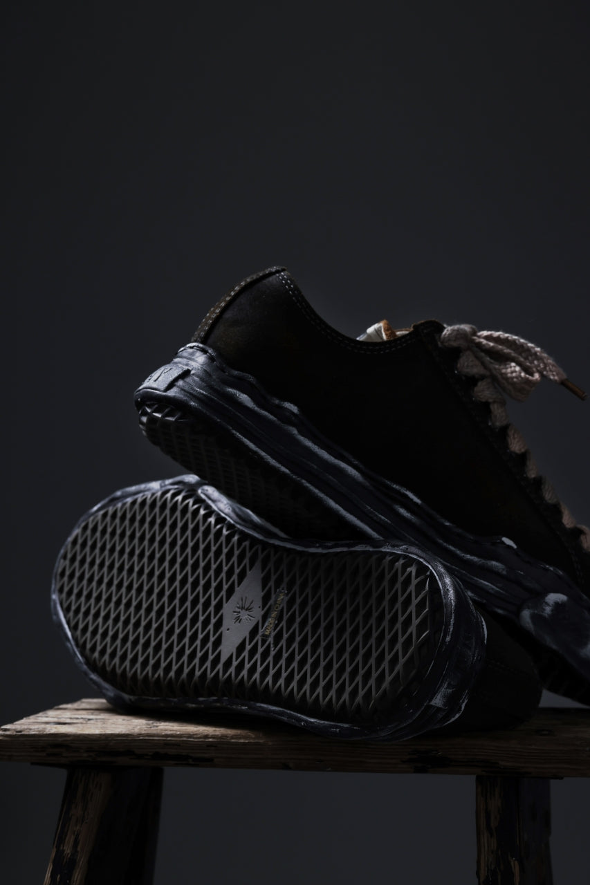 画像をギャラリービューアに読み込む, ISAMU KATAYAMA BACKLASH xx Maison MIHARA YASUHIRO “HANK” OG SOLE STEER SUEDE GARMENT-DYED LOW-TOP SNEAKER (BLACK)