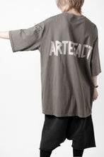 画像をギャラリービューアに読み込む, A.F ARTEFACT LOOSEY T-SHIRT / PRINT TYPE-A (G.BROWN)