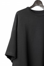 画像をギャラリービューアに読み込む, N/07 OVERSIZE TOP / RIBBED CARDBOARD KNIT JERSEY (BLACK)