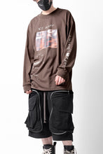 画像をギャラリービューアに読み込む, A.F ARTEFACT THICK-COLLAR BASIC L/S T-SHIRT / TYPE A PRINT (BROWN)