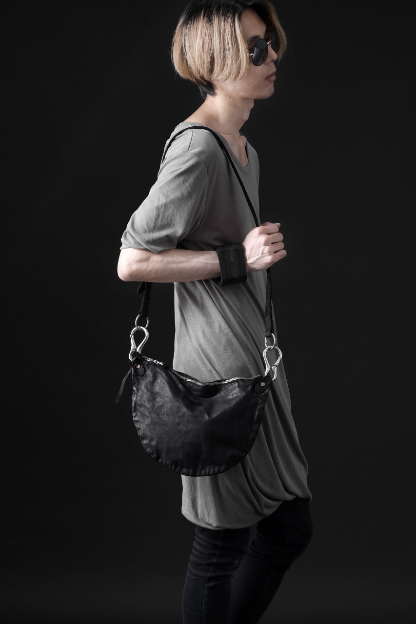 Load image into Gallery viewer, ISAMU KATAYAMA BACKLASH 2WAY BAM FLAP BAG / ITALY SHOULDER OBJECT DYED (BLACK)