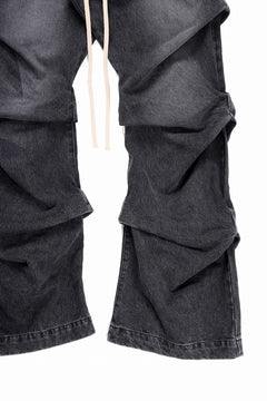 画像をギャラリービューアに読み込む, A.F ARTEFACT TUCK SLIM BAGGY PANTS / FADED DENIM (BLACK)