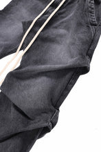 画像をギャラリービューアに読み込む, A.F ARTEFACT TUCK SLIM BAGGY PANTS / FADED DENIM (BLACK)