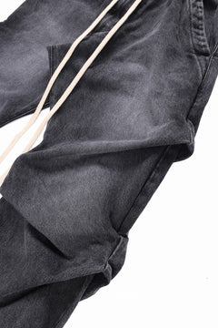 画像をギャラリービューアに読み込む, A.F ARTEFACT TUCK SLIM BAGGY PANTS / FADED DENIM (BLACK)