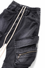 画像をギャラリービューアに読み込む, A.F ARTEFACT CARGO TUCK BAGGY PANTS / FADED DENIM (BLACK)