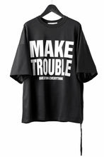 画像をギャラリービューアに読み込む, MASTERMIND WORLD x KATHARINE HAMNETT SLOGAN BIG TEE / MAKE TROUBLE (BLACK)