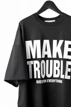 画像をギャラリービューアに読み込む, MASTERMIND WORLD x KATHARINE HAMNETT SLOGAN BIG TEE / MAKE TROUBLE (BLACK)