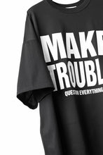 画像をギャラリービューアに読み込む, MASTERMIND WORLD x KATHARINE HAMNETT SLOGAN BIG TEE / MAKE TROUBLE (BLACK)