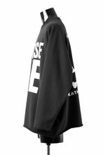 Load image into Gallery viewer, MASTERMIND WORLD x KATHARINE HAMNETT CUTOFF PULLOVER / CHOOSE LIFE (BLACK)