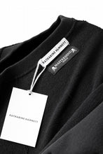 Load image into Gallery viewer, MASTERMIND WORLD x KATHARINE HAMNETT CUTOFF PULLOVER / CHOOSE LIFE (BLACK)