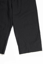 画像をギャラリービューアに読み込む, KLASICA "GALWAY" CUT OFF BOLD STRAIGHT TROUSERS / "END ON END" SUPER 120's WOOL x HEMP (MATT BLACK)