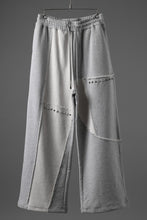 画像をギャラリービューアに読み込む, Feng Chen Wang PANELLED STRAIGHT SWEATPANTS (GREY)