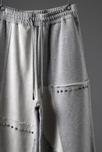 画像をギャラリービューアに読み込む, Feng Chen Wang PANELLED STRAIGHT SWEATPANTS (GREY)