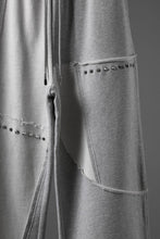 画像をギャラリービューアに読み込む, Feng Chen Wang PANELLED STRAIGHT SWEATPANTS (GREY)