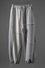 画像をギャラリービューアに読み込む, Feng Chen Wang PANELLED STRAIGHT SWEATPANTS (GREY)