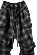 画像をギャラリービューアに読み込む, A.F ARTEFACT HEM-STRING WIDE CARGO PANTS / OMBRE FLANNEL(BLACK x WHITE)