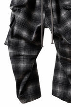 画像をギャラリービューアに読み込む, A.F ARTEFACT HEM-STRING WIDE CARGO PANTS / OMBRE FLANNEL(BLACK x WHITE)