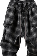 画像をギャラリービューアに読み込む, A.F ARTEFACT HEM-STRING WIDE CARGO PANTS / OMBRE FLANNEL(BLACK x WHITE)