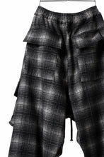 画像をギャラリービューアに読み込む, A.F ARTEFACT HEM-STRING WIDE CARGO PANTS / OMBRE FLANNEL(BLACK x WHITE)