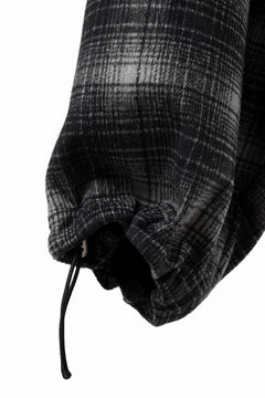 画像をギャラリービューアに読み込む, A.F ARTEFACT HEM-STRING WIDE CARGO PANTS / OMBRE FLANNEL(BLACK x WHITE)